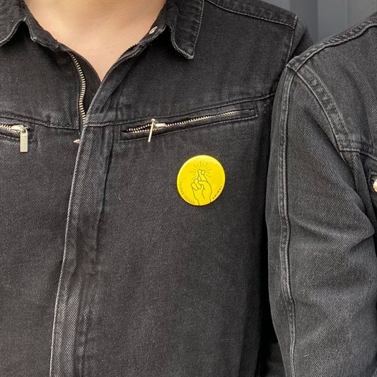 Badge "Doigts croisés" du clip "Animal"